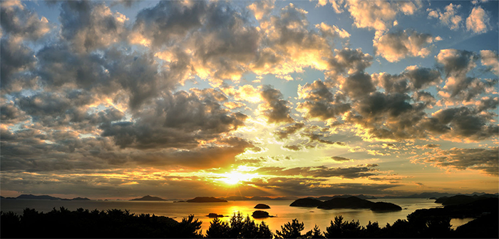 Dalah Park inside Hallyeohaesang National Park in Tongyeong, Gyeongsangnam-do Province, has a sunset observatory with a wonderful view of sunlight reflected on the sea with islands big and small.
